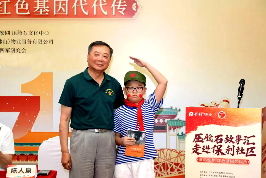 陈人康和学生.jpg